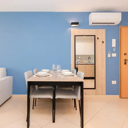 Pet Friendly Blue Ocean Apartment